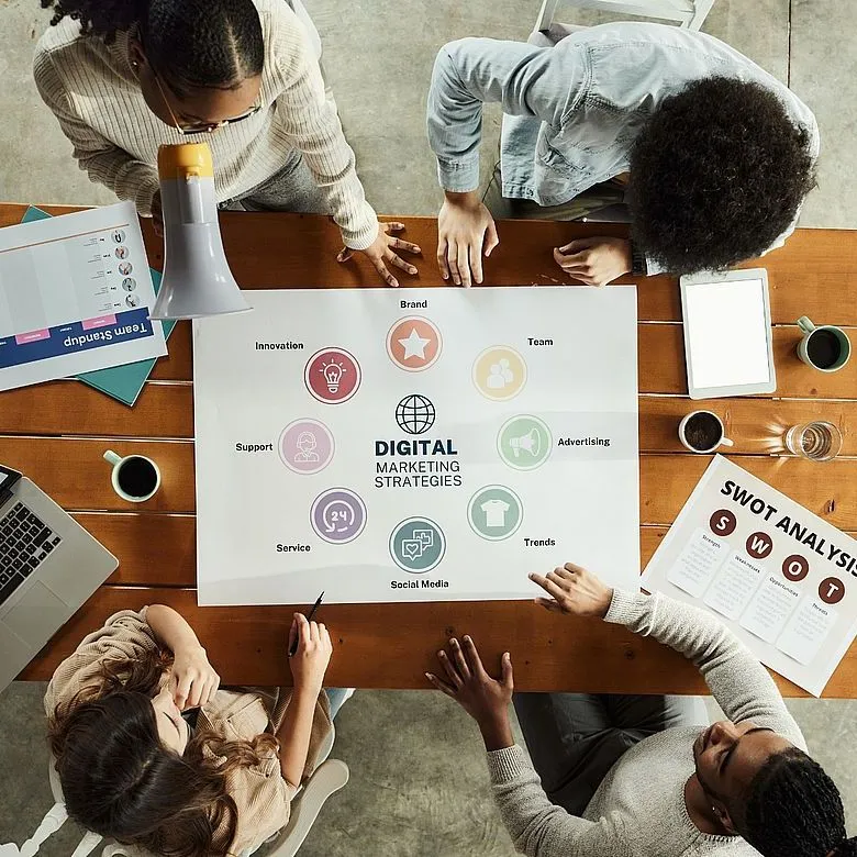 Material gráfico de marketing sobre una mesa