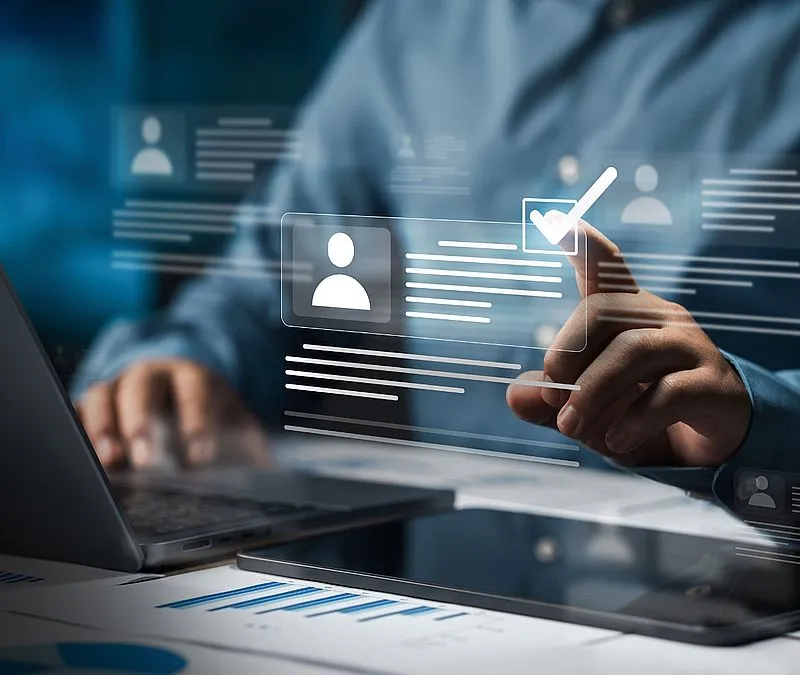 Equipo trabajando en la digitalización de una empresa