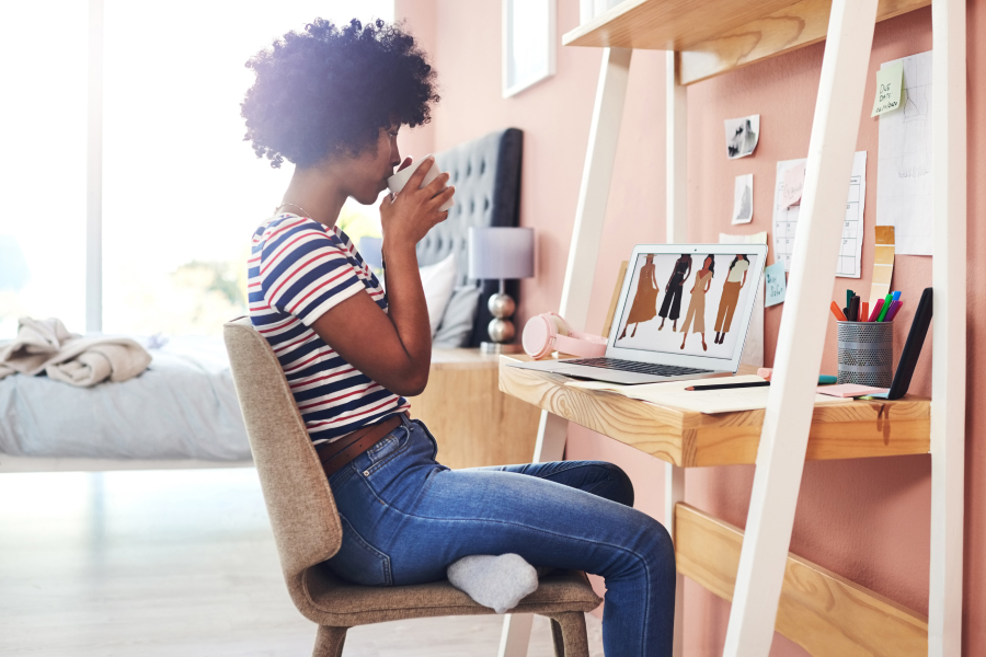 Persona trabajando ante varias pantallas en su escritorio